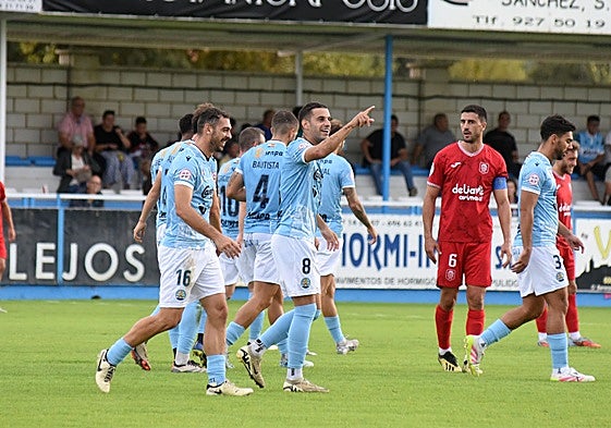 Celebración del tanto de Adri Pérez para el Coria ante el Fuenlabrada.