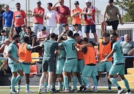 Los jugadores del Badajoz celebran el primer gol de Joge Barba en Montijo.