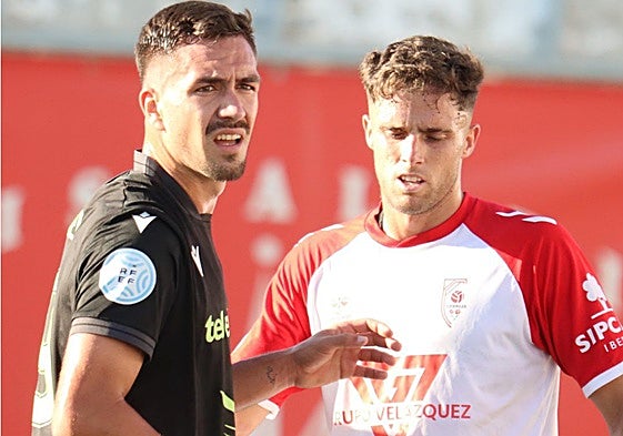 Maikel en una acción del duelo disputado por el Extremadura ante el Antoniano en Lebrija.