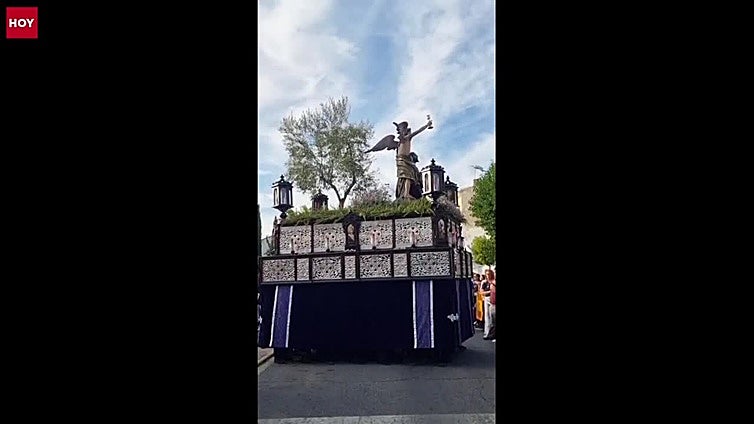 La cofradía del Calvario celebra con implicación y mucho brillo su procesión extraordinaria por Mérida
