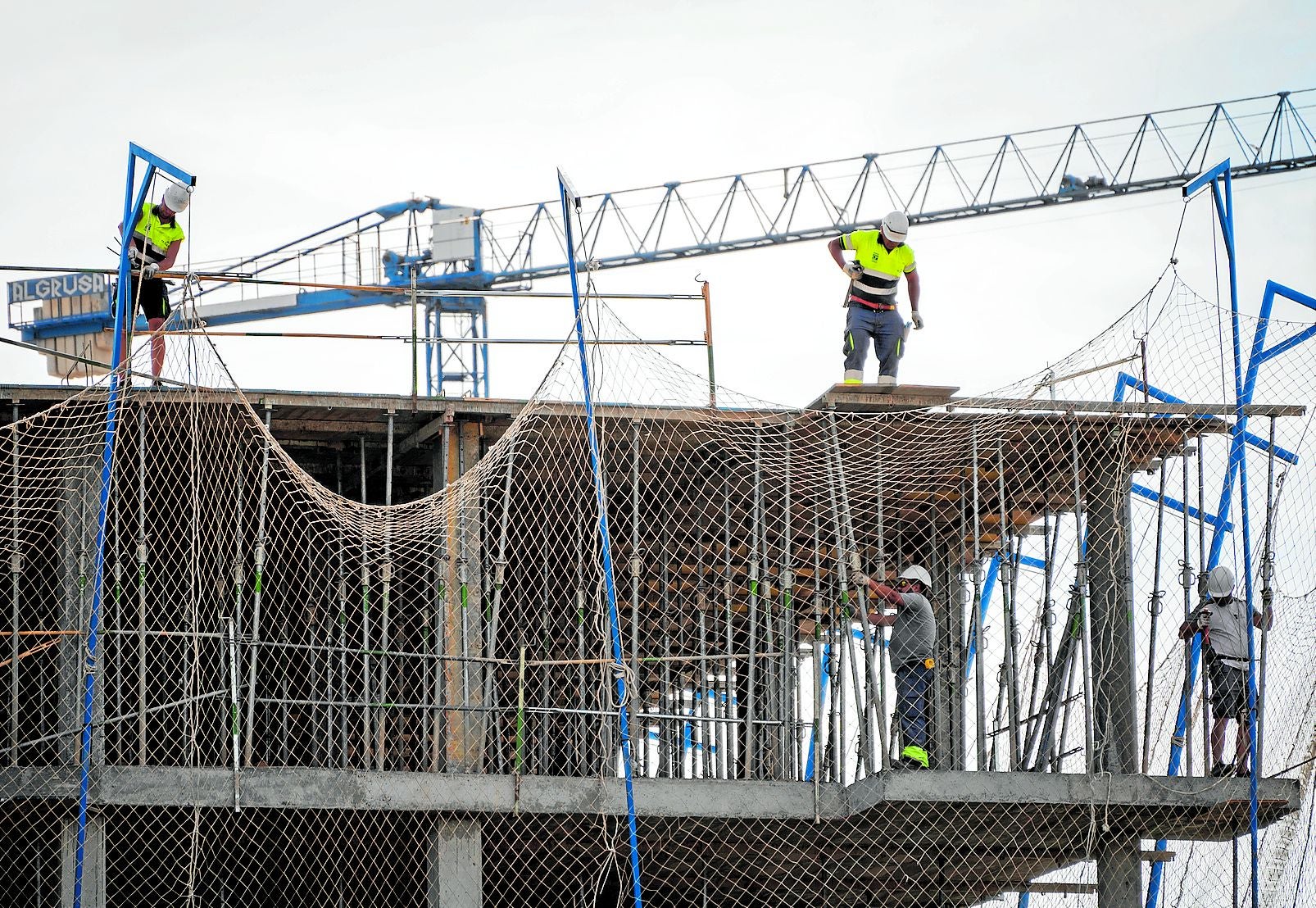 Obras de construcción de un bloque de viviendas.