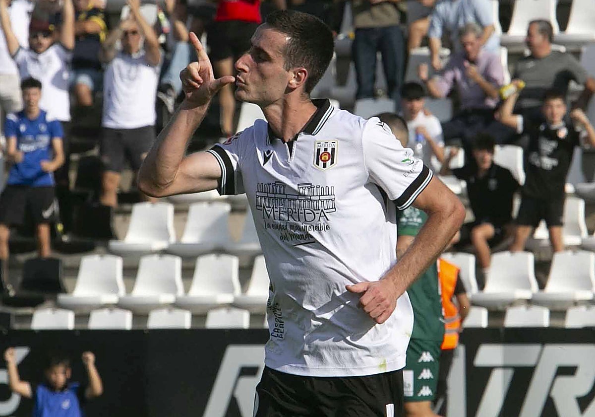 Álvaro García celebra su segundo gol ante el Arenteiro.