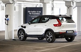 Un Volvo XC40 recarga baterías dentro de un garaje.