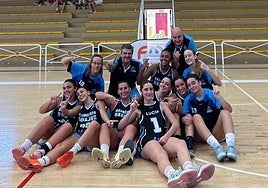 Las jugadoras del Baloncesto Badajoz celebran su victoria ante EBA.