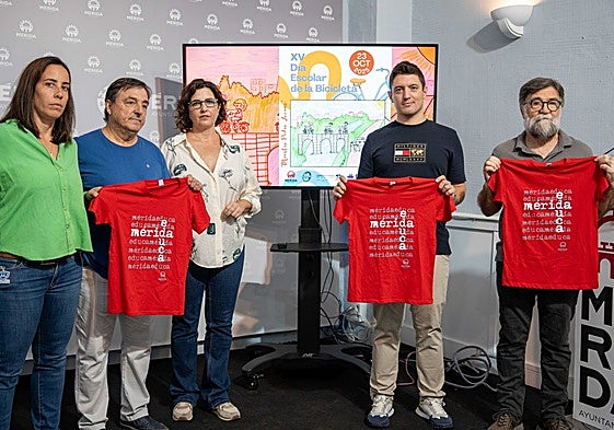 Presentación esta mañana en la sala de prensa del Ayuntamiento del Día Escolar de la Bicicleta en su decimoquinta edición.