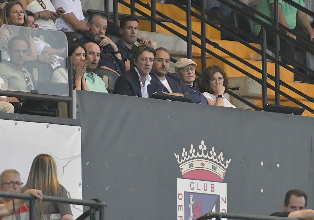 María Bernabé y Colate Vallejo-Nájera, en el palco del Nuevo Vivero durante un partido de la pasada temporada.