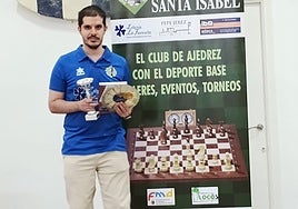 David Castellanos con su trofeo como gandor del Torneo Puente del Pilar.