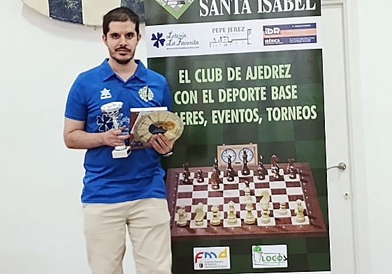 David Castellanos con su trofeo como gandor del Torneo Puente del Pilar.