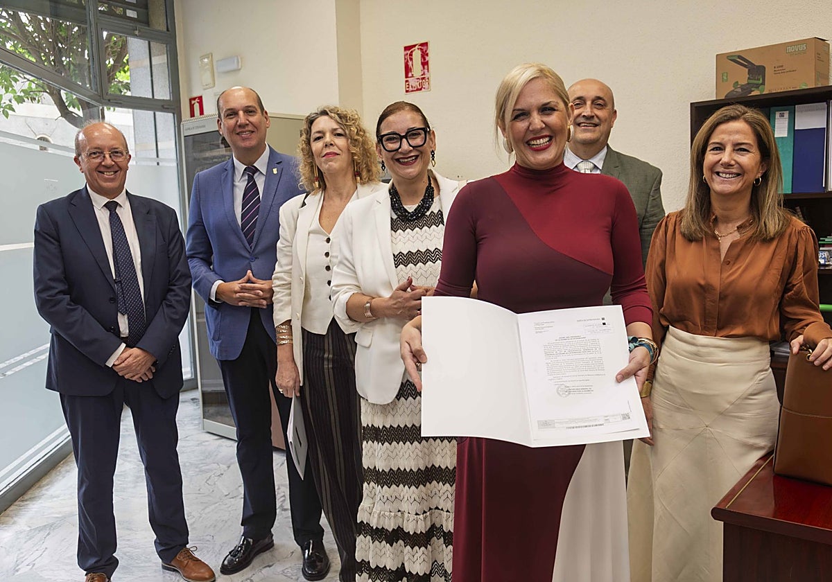 La consejera de Hacienda, Elena Manzano, en el registro de los Presupuestos de 2026 en la Asamblea de Extremadura.