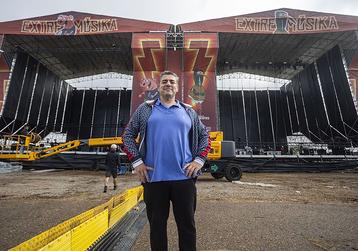 Carlos Lobo durante el montaje del Extremúsika 2024.