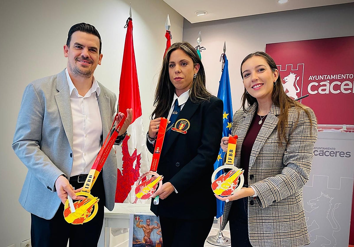 Santi Amaro, Alba Zapata y Noelia Rodríguez en la presentación del Campeonato de España de Fisicoculturismo y Fitness que se celebrará en Cáceres.