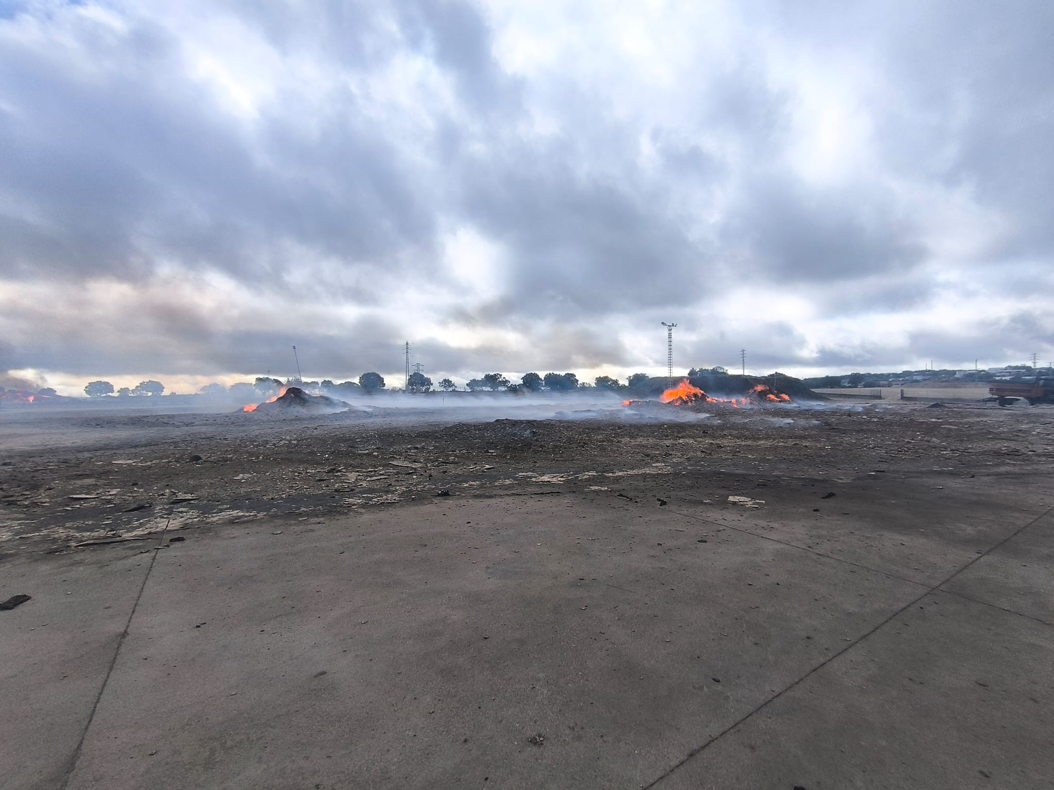 Así arde la corchera de San Vicente, dos días después de iniciarse el fuego
