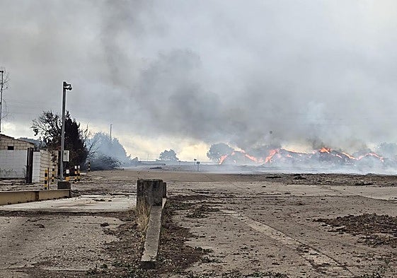 Los montones de corcho siguen ardiendo en las instalaciones situadas en el polígono industrial de San Vicente de Alcántara.