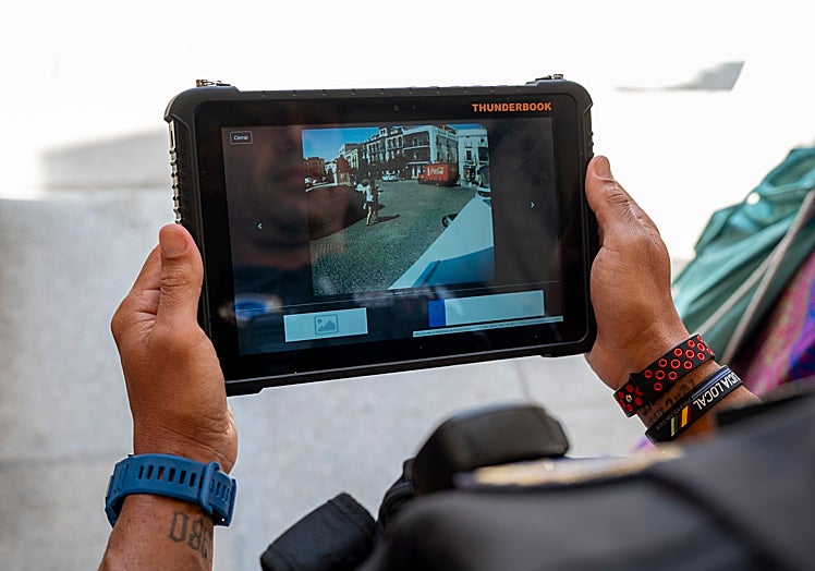 Un agente observa las imágenes del 'multacar' en una imagen de archivo.