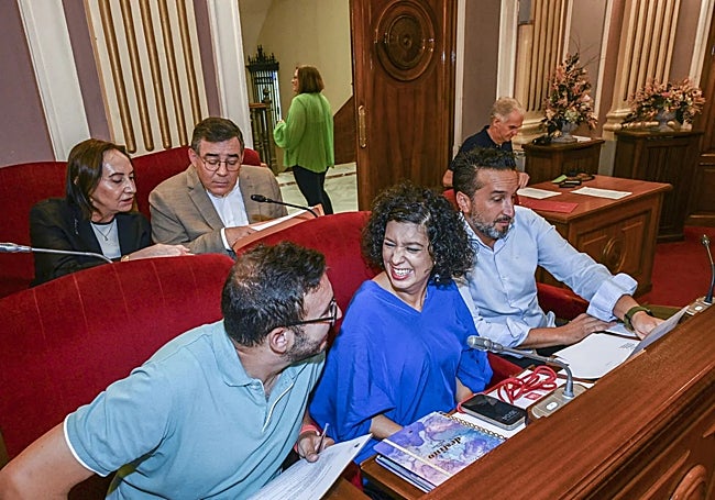 En primera fila, los concejales socialistas Ricardo Cabezas, Silvia González y Alejandro Mendoza, mientras que, detrás, aparecen los ediles de Vox Marcelo Amarilla y María Jesús Salvatierra.