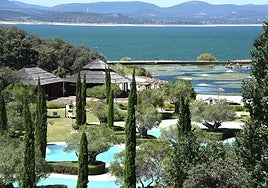 Complejo turístico Marina Isla de Valdecañas.