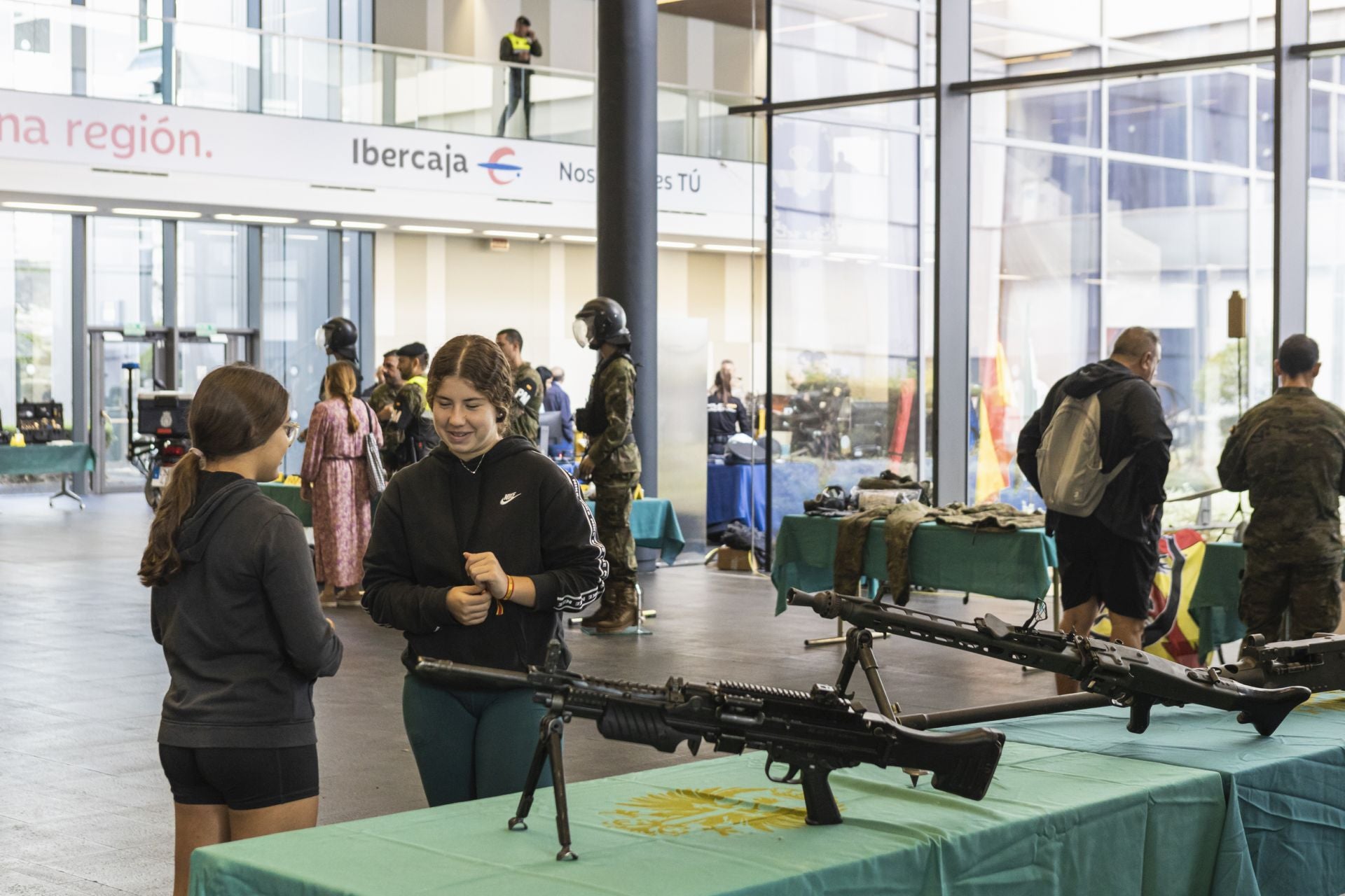 Tanques y uniformes para mostrar las salidas laborales del Ejército en Badajoz
