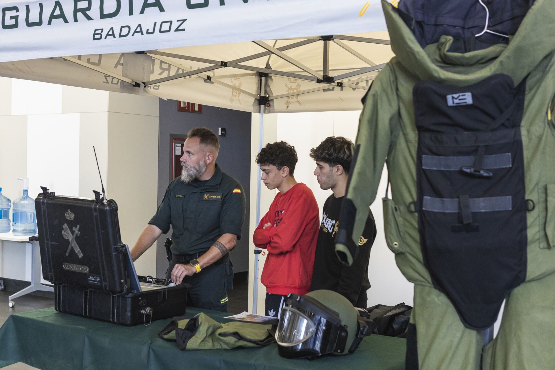 Tanques y uniformes para mostrar las salidas laborales del Ejército en Badajoz