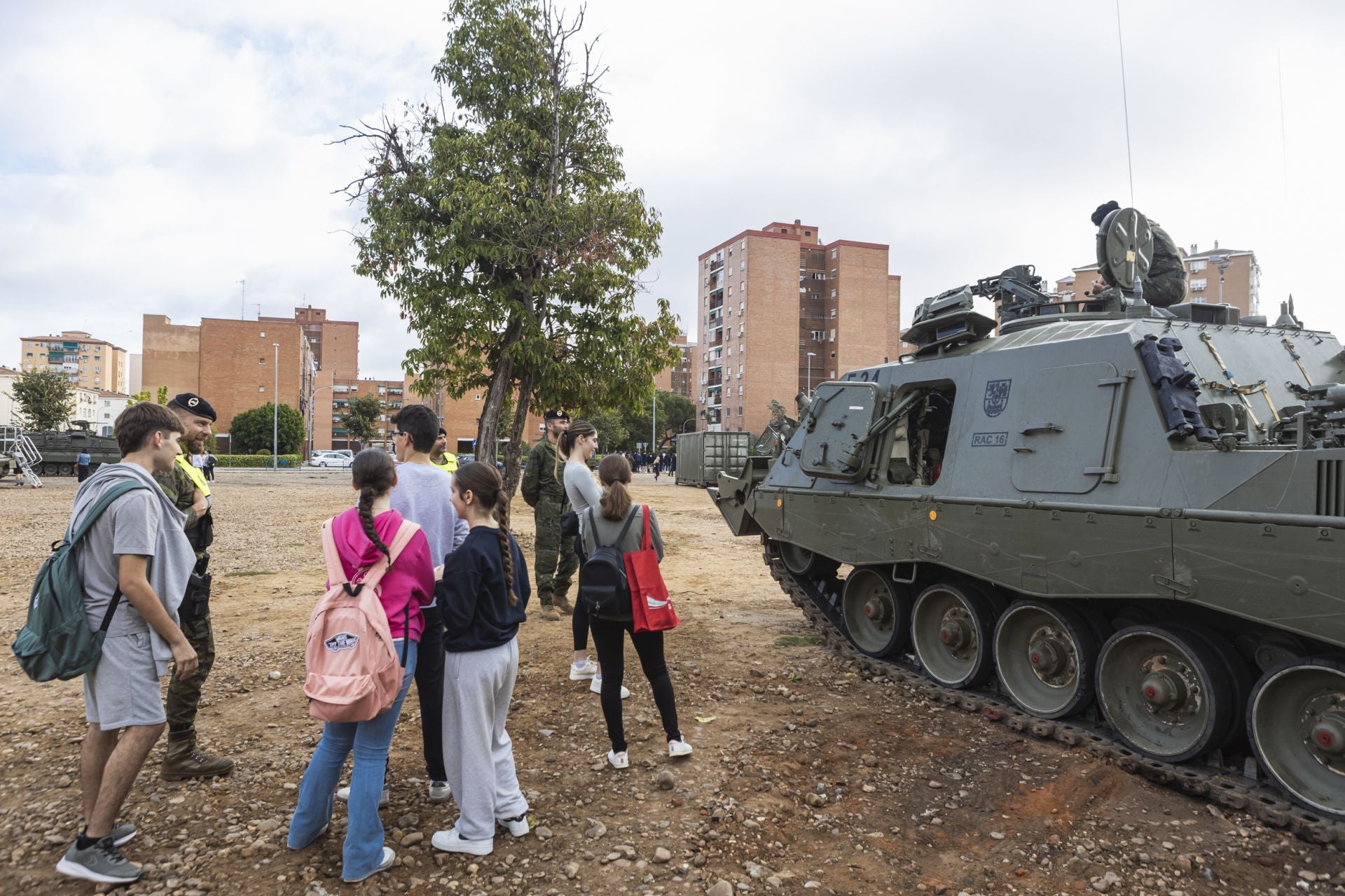 Tanques y uniformes para mostrar las salidas laborales del Ejército en Badajoz