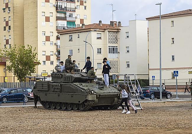 Tanques junto a la Biblioteca Pública del Estado.