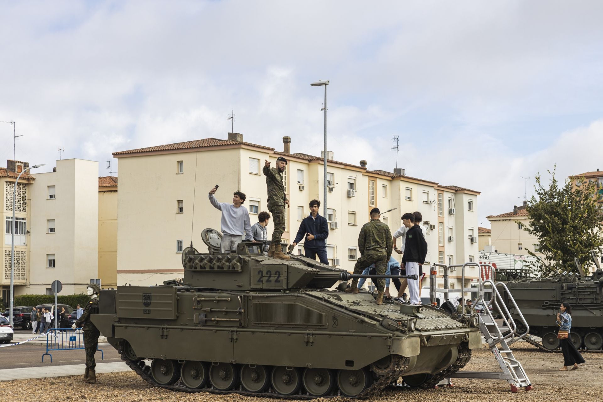 Tanques y uniformes para mostrar las salidas laborales del Ejército en Badajoz