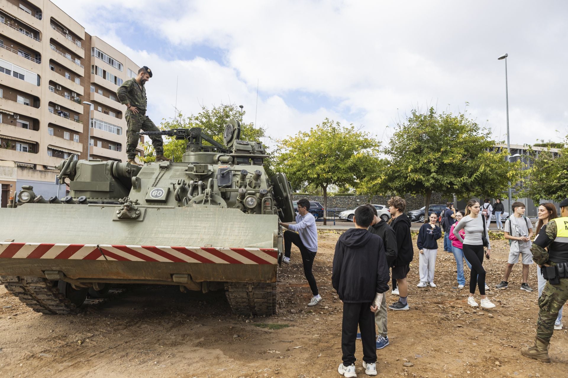 Tanques y uniformes para mostrar las salidas laborales del Ejército en Badajoz