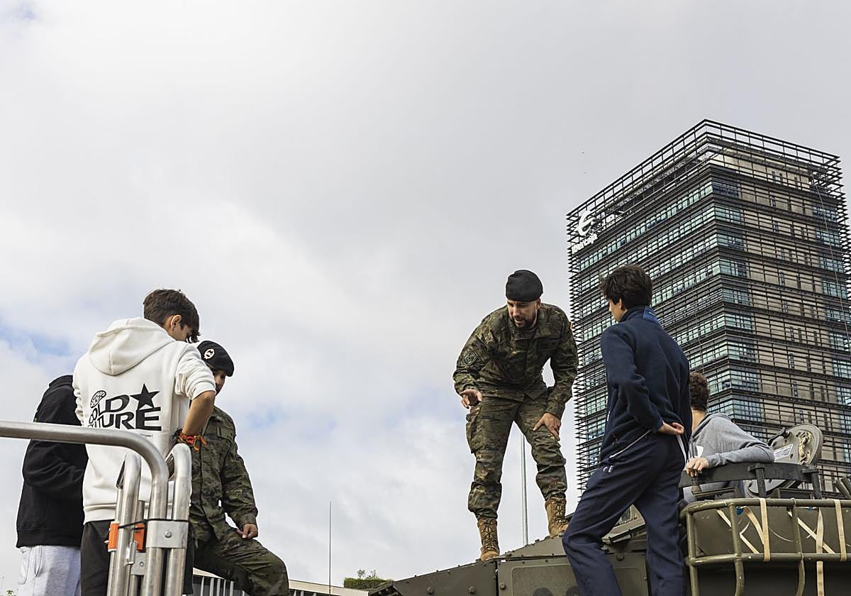 Tanques y uniformes para mostrar las salidas laborales del Ejército en Badajoz