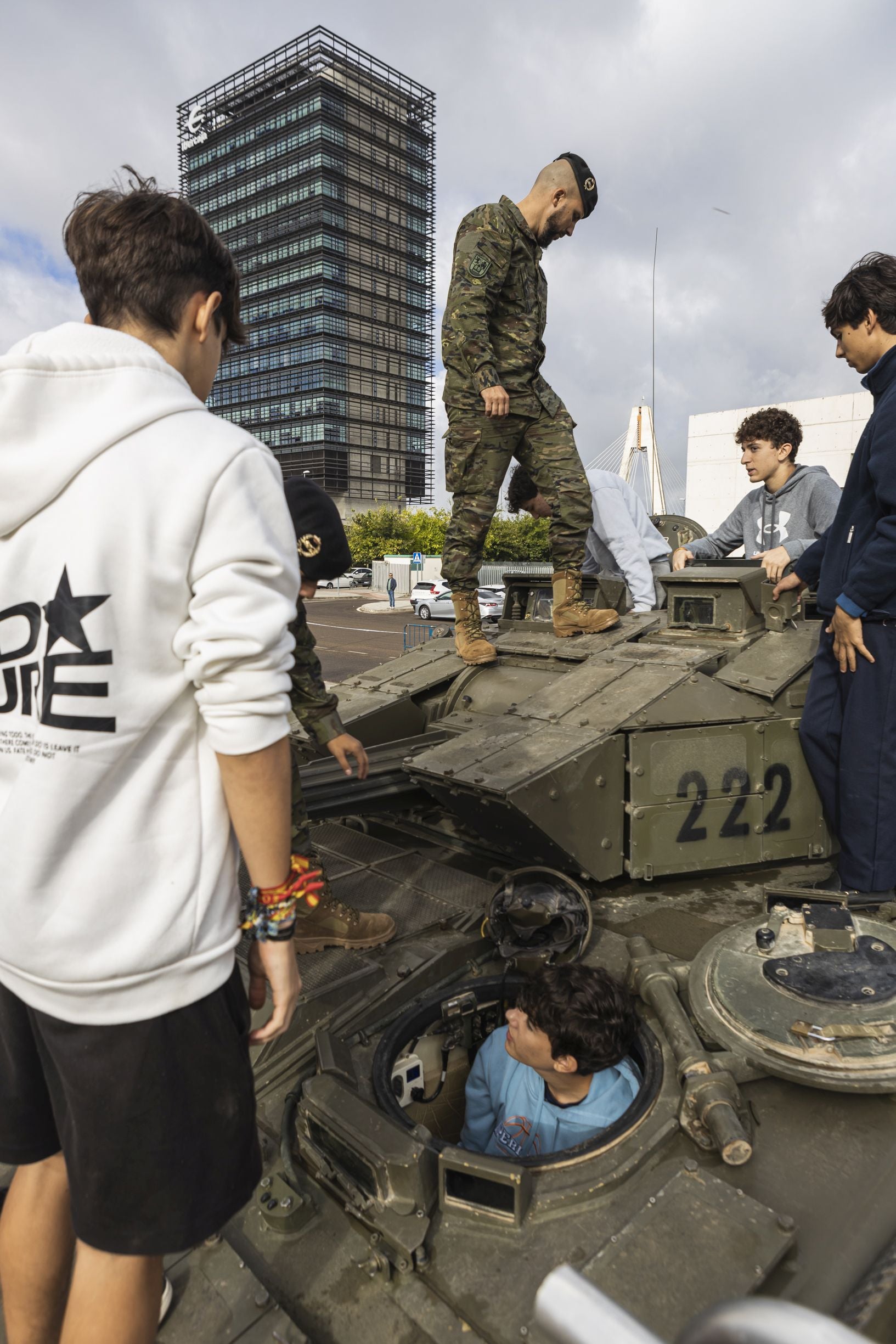 Tanques y uniformes para mostrar las salidas laborales del Ejército en Badajoz