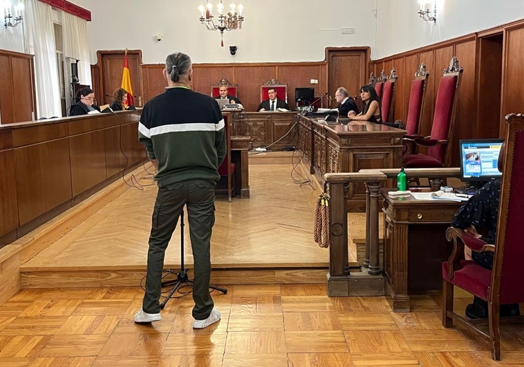 El acusado de acuchillar a un taxista en Olivenza afirma que el conductor trató de violarlo
