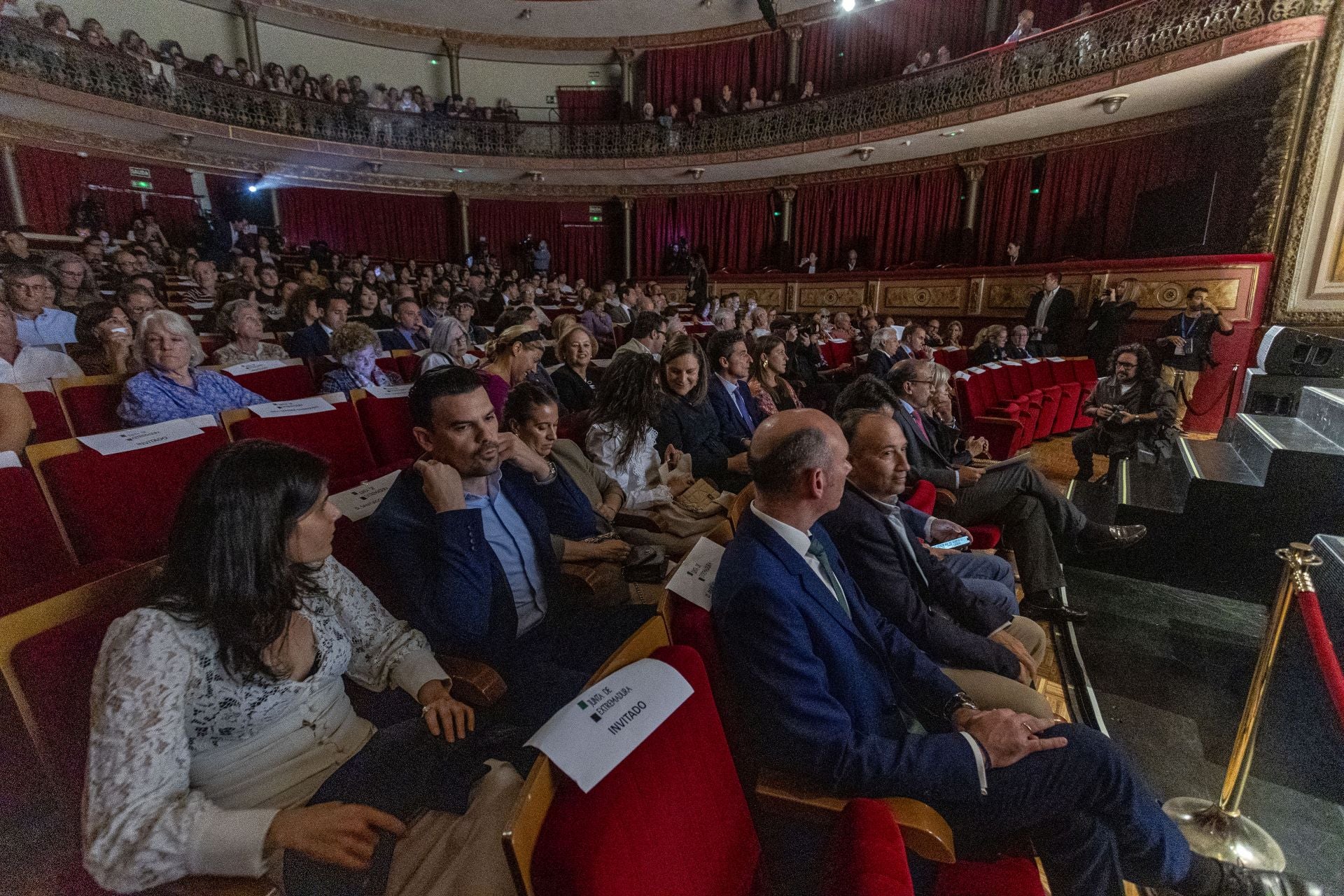 Autoridades y escritores en el patio de butacas.