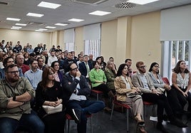 La sala de actos se llenó en la presentación