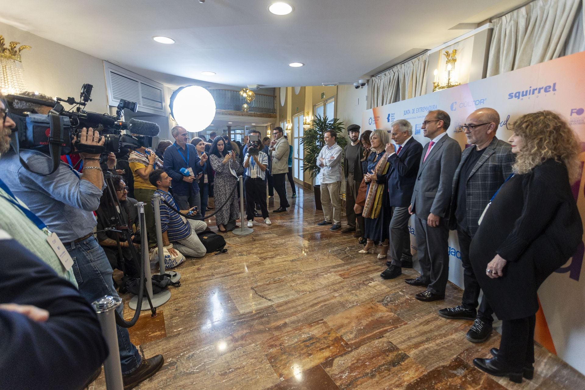 Photocall con autoridades y escritores en el vestíbulo del Gran Teatro.
