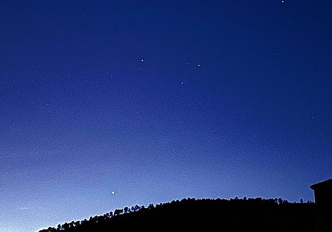 Foto del cielo extremeño tomada con el móvil en Casas de Millán este martes por la noche. Uno de los astros brillantes es el cometa Lemmon.