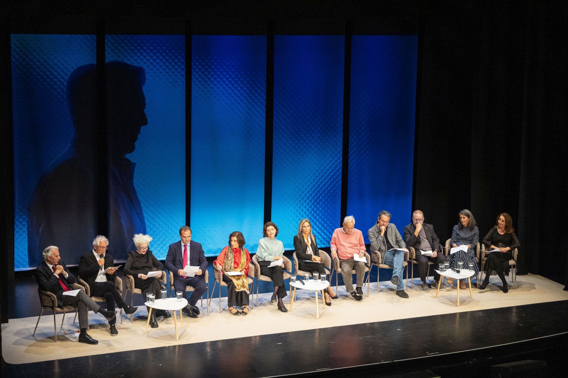 Artistas y escritores durante el homenaje a Mario Vargas Llosa.