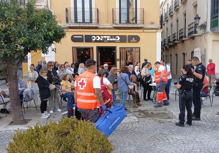 Tropieza con un parterre lleno de cemento en la Plaza de España de Badajoz