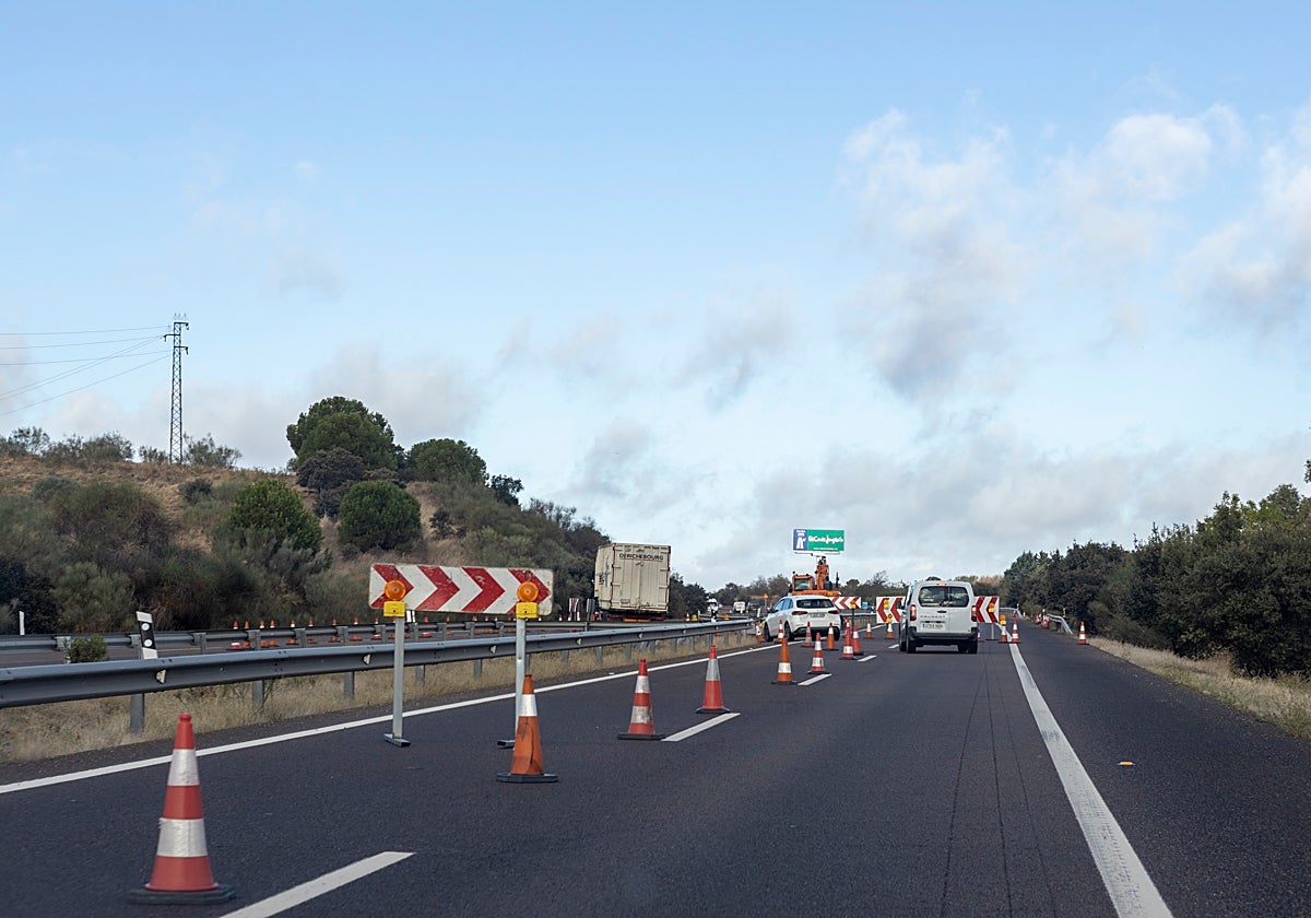 Los vehículos en dirección a Lisboa se incorporan a la calzada contraria antes de la salida 395.
