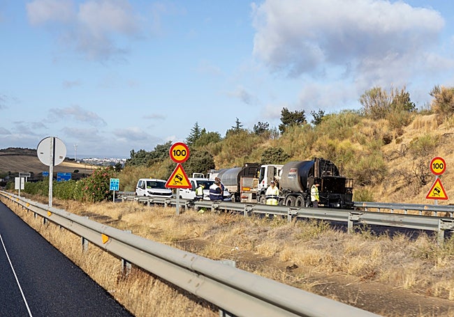 Operarios y máquinas de la obra, este jueves.