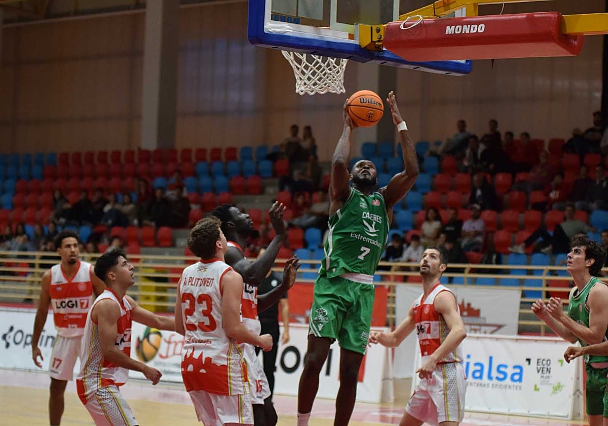 Leveque en una acción ofensiva del Cáceres ante el Logrobasket.