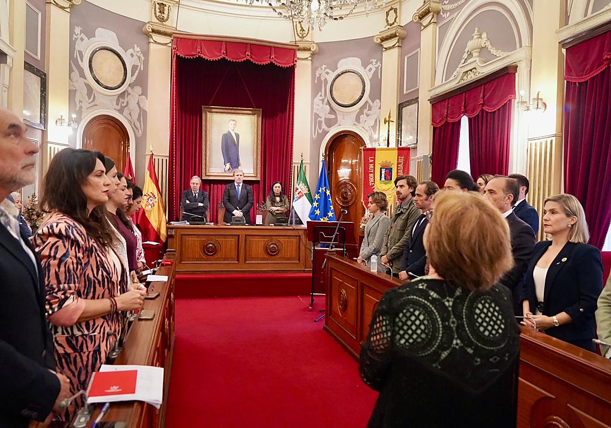 Minuto de silencio por Fernández Vara