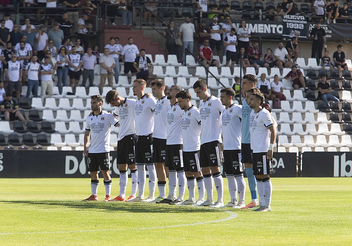 Los jugadores del Mérida guardando un minuto de silencio antes del último encuentro como local.