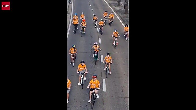 Los escolares toman las calles de Mérida con las bicicletas
