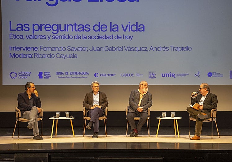 Juan Gabriel Vásquez, Andrés Trapiello y Fernando Savater moderados por Ricardo Cayuela.