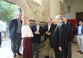 La presidenta, María Guardiola, y el alcalde, Ignacio Gragera, en el claustro de la Catedral guiados por el arzobispo José Rodríguez Carballo, y el director del Museo de la Catedral, Juan Román.