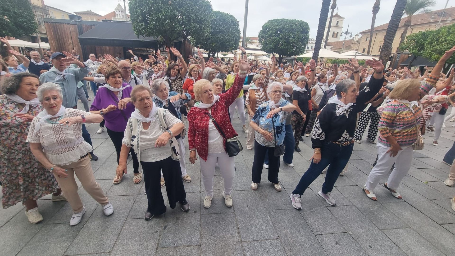 Fotos | Así ha sido el concurrido flashmob que han protagonizado los mayores en Mérida
