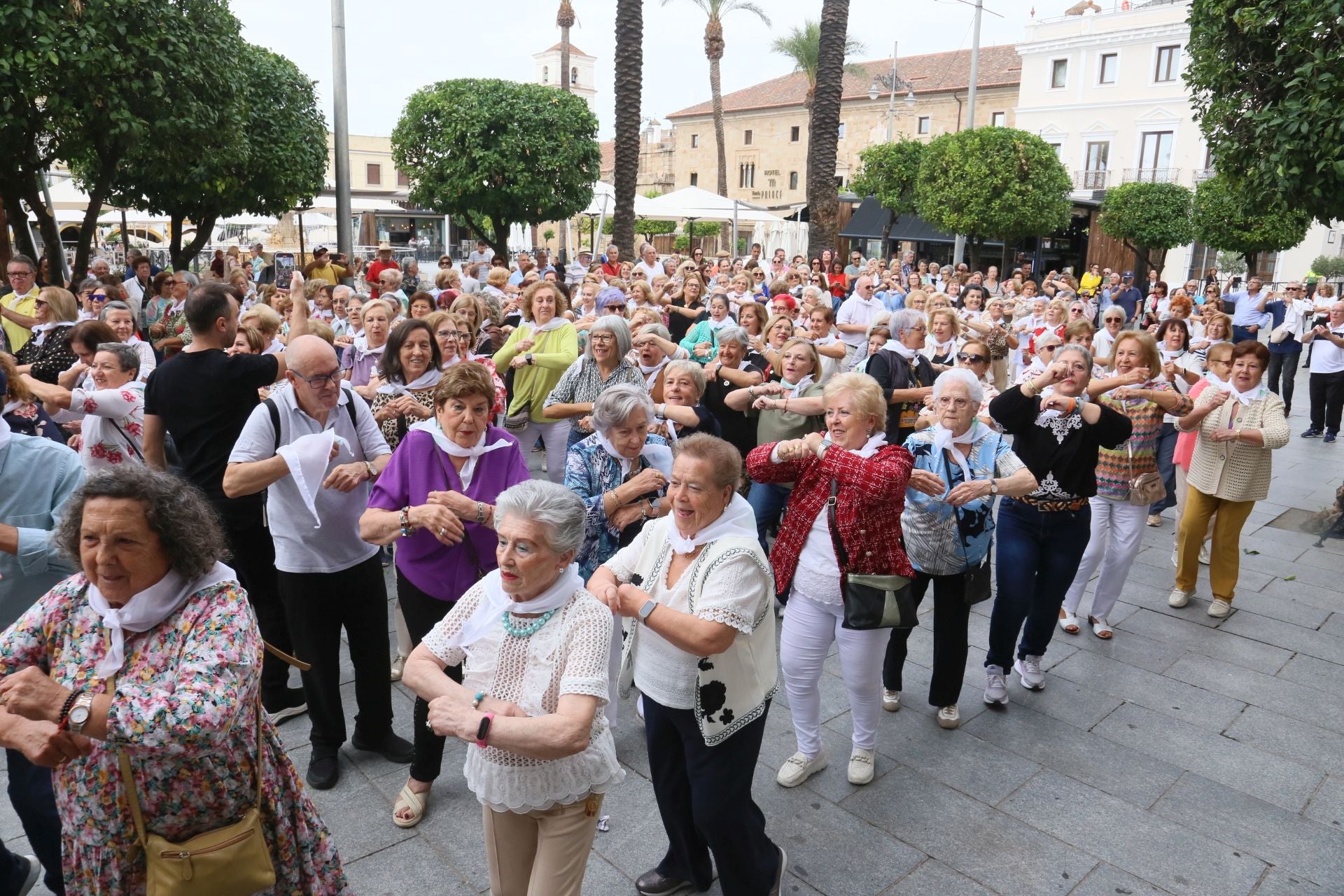 Fotos | Así ha sido el concurrido flashmob que han protagonizado los mayores en Mérida