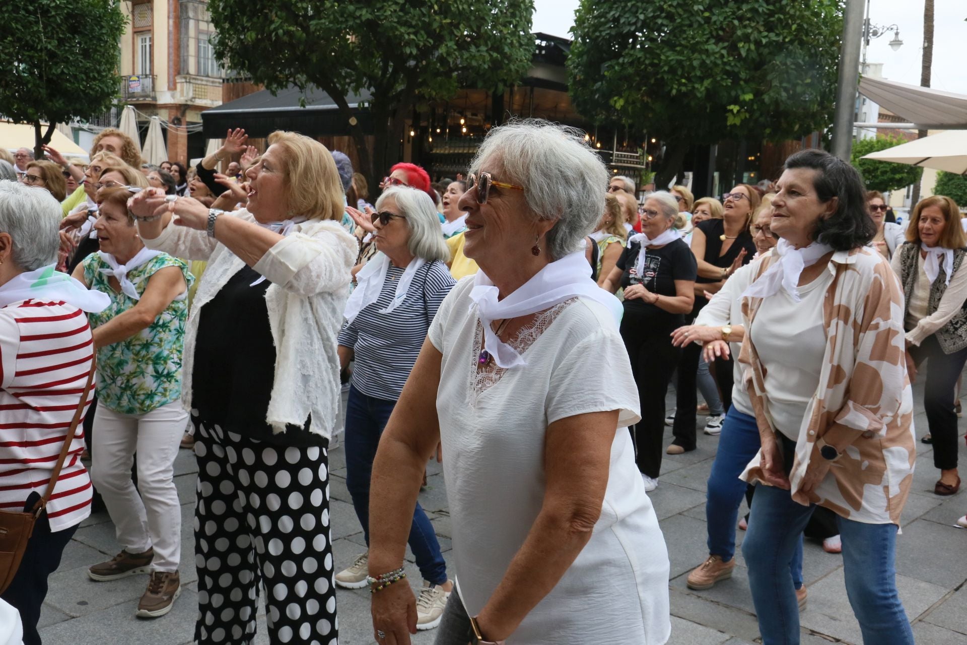 Fotos | Así ha sido el concurrido flashmob que han protagonizado los mayores en Mérida