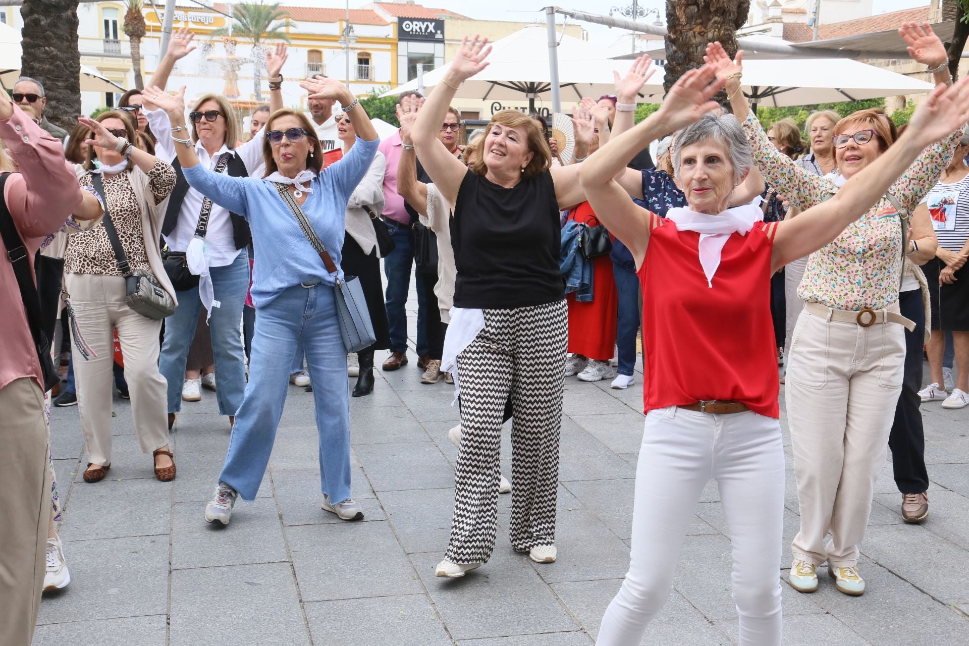 Fotos | Así ha sido el concurrido flashmob que han protagonizado los mayores en Mérida