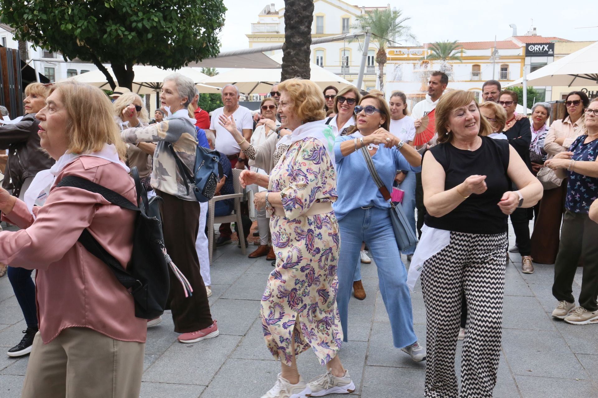 Fotos | Así ha sido el concurrido flashmob que han protagonizado los mayores en Mérida