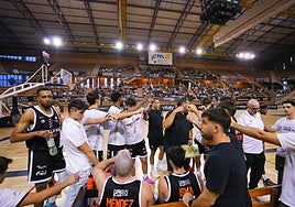 El BCB celebra su triunfo en su regreso a La Granadilla.