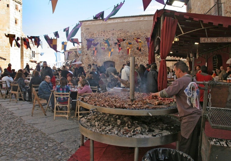 El Ayuntamiento de Cáceres adjudica el Mercado Medieval a una asociación con la que mantiene un litigio judicial